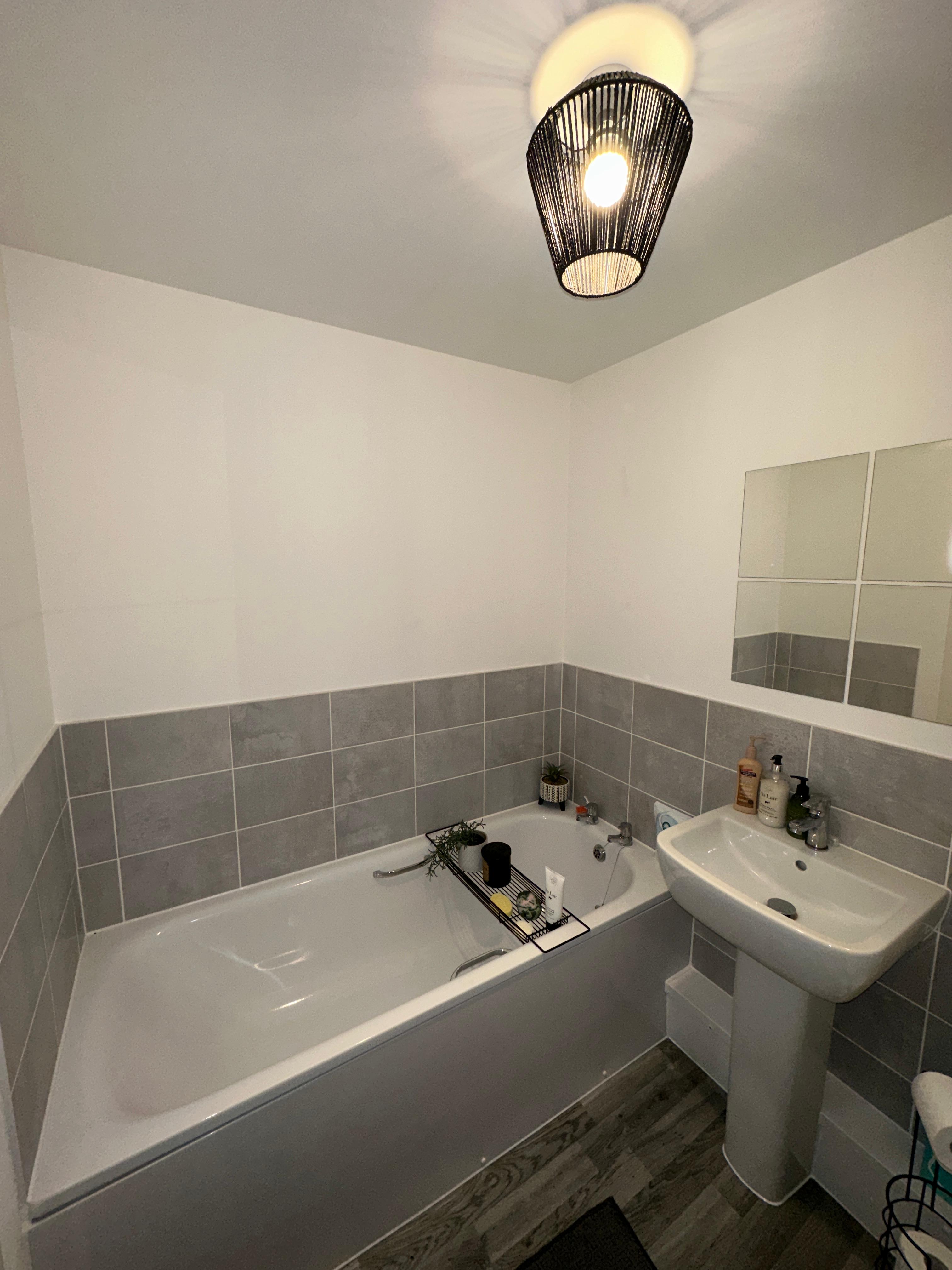 Clos y rheilffordd barry main bathroom