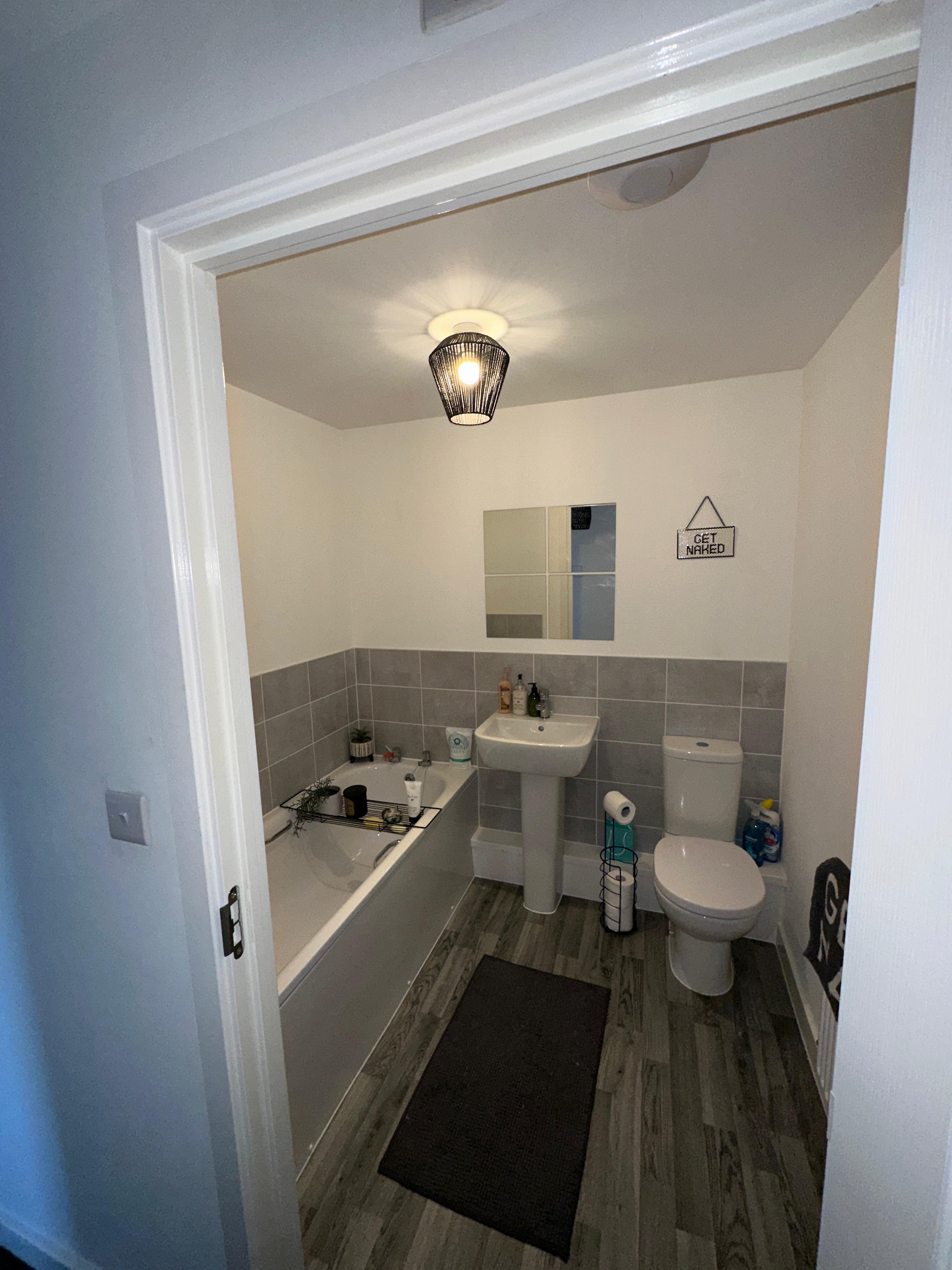 Clos y rheilffordd barry main bathroom 2