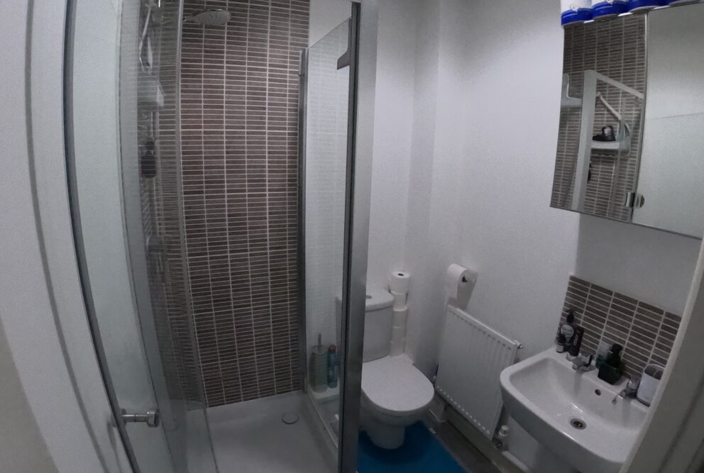 Hafod Housing Association second bathroom with a shower of Ffordd Penrhyn flat